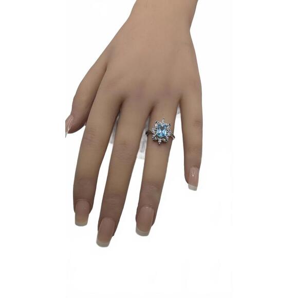 Stunning Blue Topaz and Diamond Ring - Picture 5 of 7